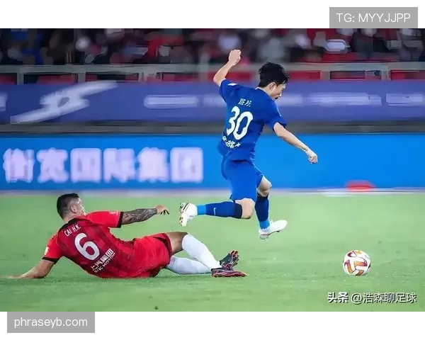 海港本赛季防守稳定性不足，三线作战暴露多轮失球隐患。